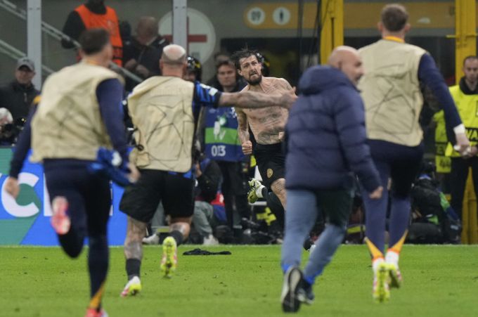 Francesco Acerbi (m) gleicht in der Nachspielzeit aus. Champions League