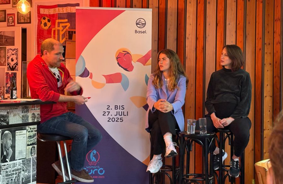 Während der Präsentation des Kinderbuchs. Von links: Benedikt Pfister («Didi Offensiv»), Meret Wälti und Laura Simon (Kaleio-Verlag).