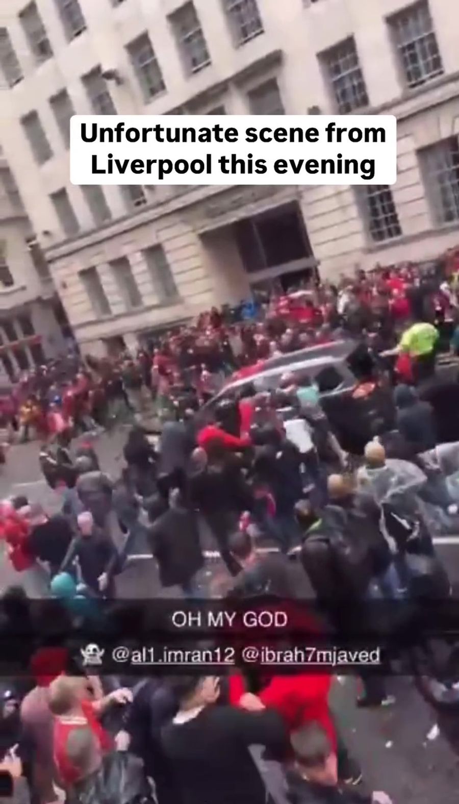 Ausschnitte aus einem Video, das zeigt, wie ein Auto in die Menschenmenge in Liverpool rast.