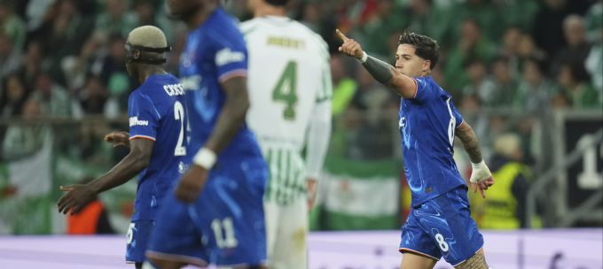 Chelseas Enzo Fernandez feiert sein Tor zum 1:1 im Final der Conference League gegen Betis. FC Chelsea