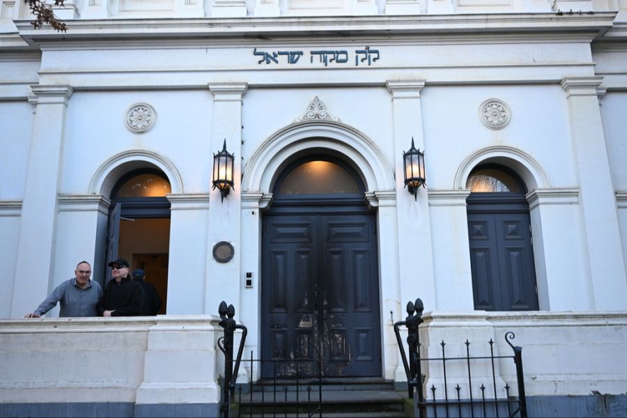 Beschädigte Tür der Synagoge