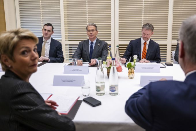 Die Schweizer und die US-Delegation während dem bilateralen Treffen zu den angedrohten, exorbitanten US-Zöllen, in Genf am 9. Mai 2025. Keller-Sutter Greer Bessent Parmelin