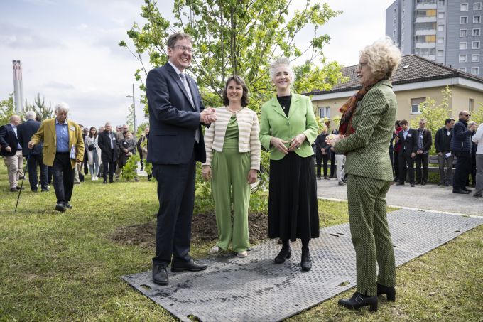 Bei der offiziellen Eröffnung der Einhausung des Autobahnabschnitts A1L zwischen der Verzweigung Aubrugg und dem Schöneggtunnel spricht Bundesrat Albert Rösti (links) mit Stadträtin Simone Brander, Regierungsrätin Carmen Walker Späh und Stadtpräsidentin Corine Mauch. Eröffnung