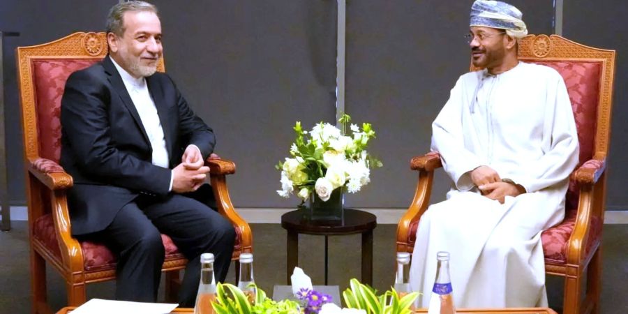 Die Verhandlungen über Irans umstrittenes Atomprogramm gehen weiter. Für den Iran verhandelt Aussenminister Araghtschi (l), Omas Aussenminister al-Busaidi (r) vermittelt. (Archivbild)