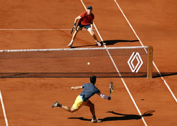 Carlos Alcaraz besiegte Jannik Sinner letztes Jahr in allen drei Duellen auf der ATP-Tour. Carlos Alcaraz Jannik Sinner