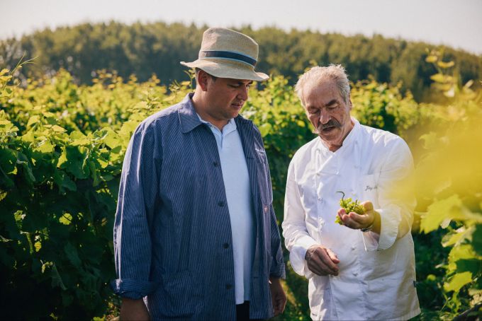 Spitzenkoch Jörg Müller und sein Schwiegersohn Ben Müller-Birkholz (links) bewirtschaften auf Sylt ihren eigenen Weinberg. Wein Sylt Müller
