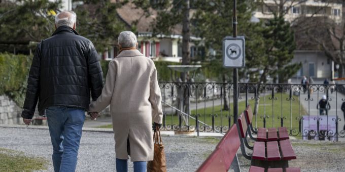 Über 6000 Rentnerinnen und Rentner warteten zunächst vergeblich auf ihre AHV-Auszahlung für Mai. (Symbolbild) Rentnerpärchen
