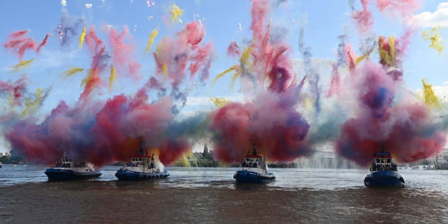 Die bis zu 3.000 PS starken Schlepper tanzten in diesem Jahr auch zu dem durch Freddy Quinn in Deutschland populär gewordenen Seemannslied «La Paloma».