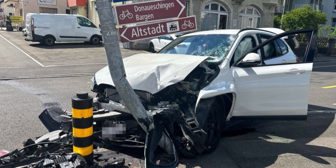 Unfall in Schaffhausen SH: Feuerwehreinsatz und Totalschaden. Unfall SH