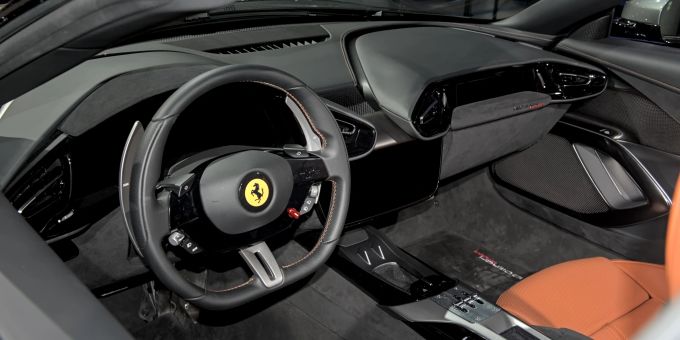 Im Innenraum des Ferrari 12Cilindri Spider erwartet die Insassen ein luxuriöses Ambiente, geprägt von edlen Materialien, modernster Technologie und einem innovativen Dual-Cockpit-Design. Ferrari_12Cilindri_Spider