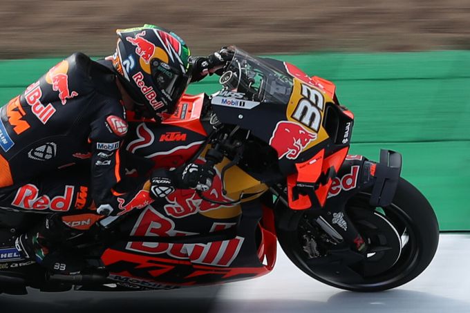 Klein, aber wertvoll: Das Logo von Bajaj war in Silverstone in der MotoGP schon auf den KTM-Bikes (am Lufteinlass an der Front). KTM Bajaj