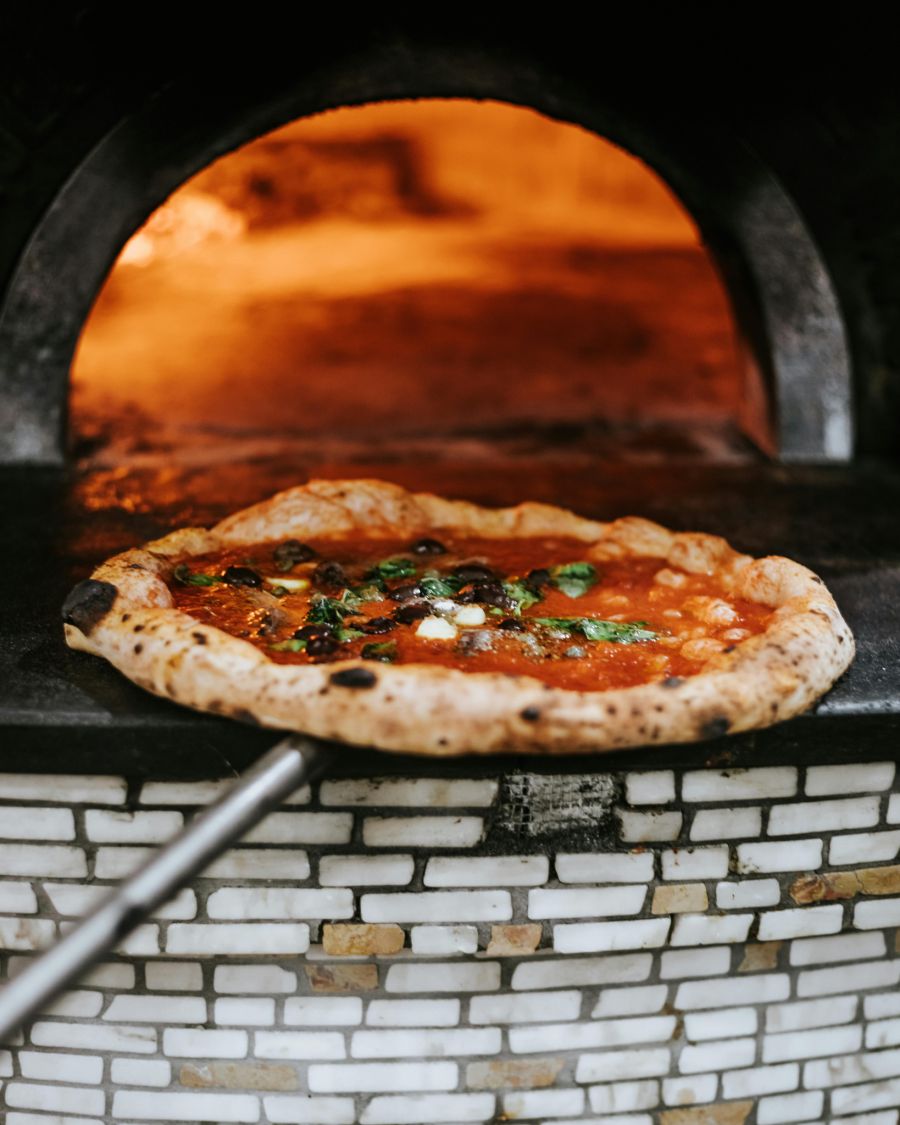 In Neapel, der Heimatstadt der Pizza, muss man tiefer in die Tasche greifen.