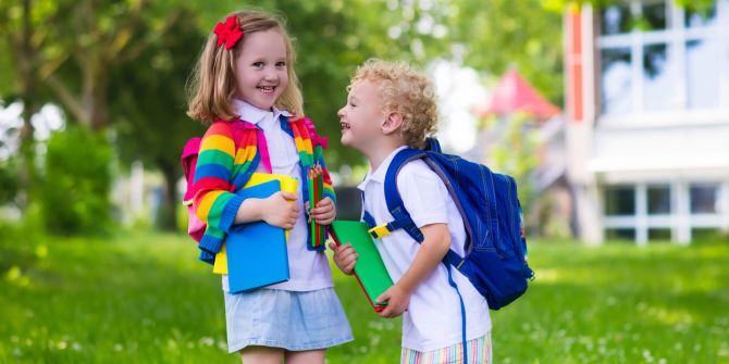 Mädchen Junge Schulkinder draussen