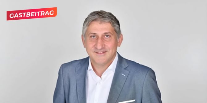 Mann Gastbeitrag Porträtfoto grau