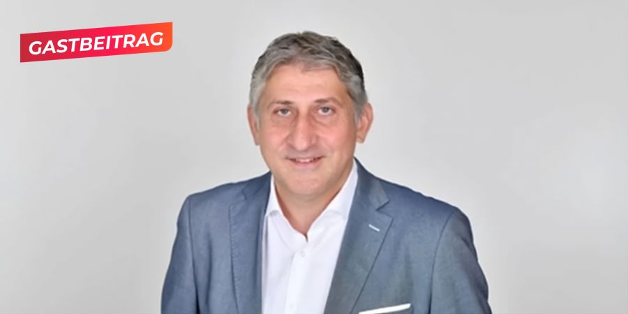 Mann Gastbeitrag Porträtfoto grau