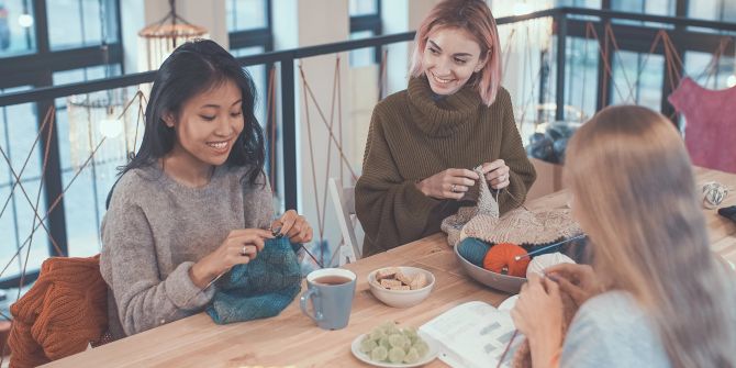 Junge Frauen beim Stricken