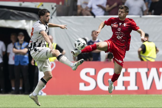 Leon Avdullahu (links) im Cupfinal gegen den FC Biel. Leon Avdullahu