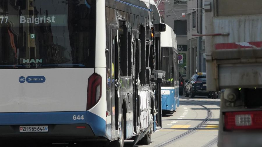 Auch der Bus weist deutliche Schäden auf.