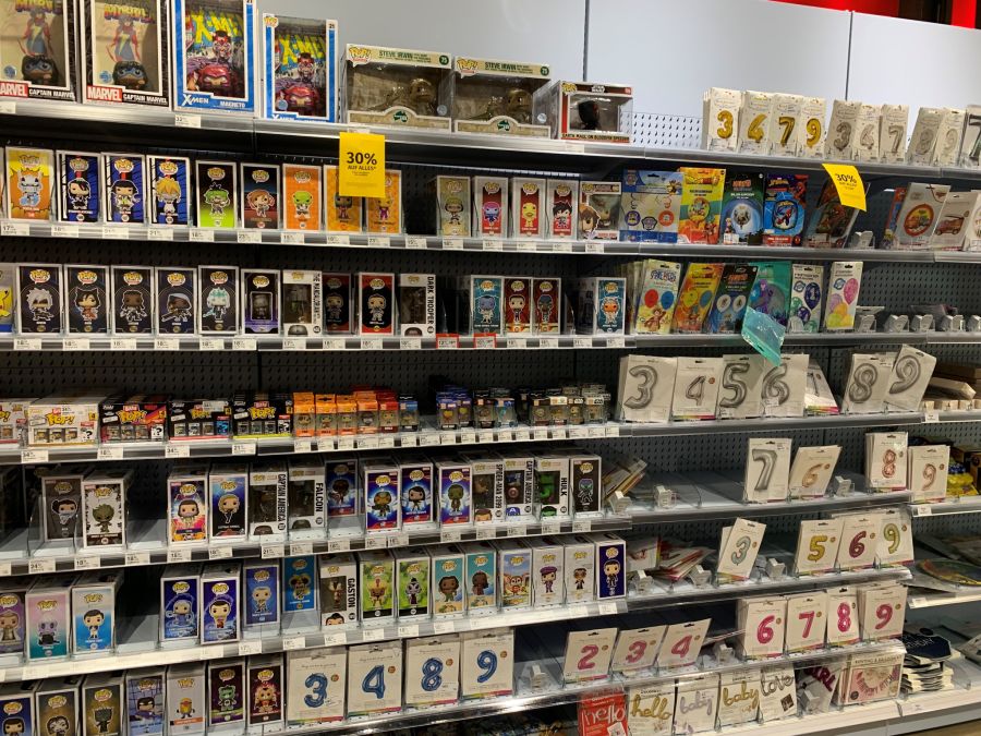 Ein grosses Regal mit Vinyl-Figuren aus Anime-Serien zieht japanische Touristen an.