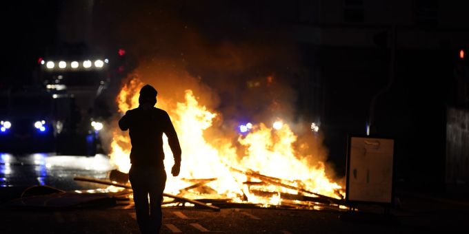 Menschen protestieren in Ballymena in Nordirland wegen des Verdachts der versuchten Vergewaltigung eines Mädchens. Ausschreitungen in Nordirland