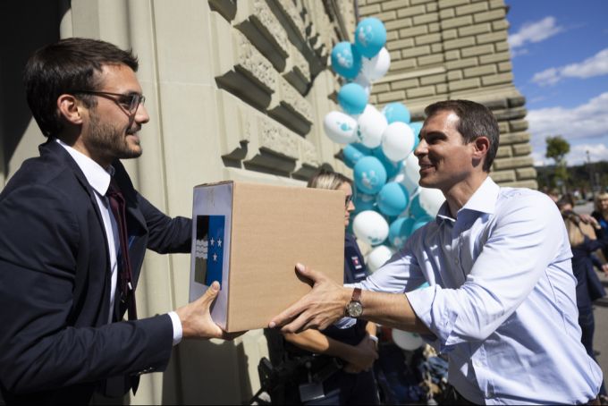 FDP-Präsident Thierry Burkart (rechts) überreicht eine Schachtel mit gesammelten Unterschriften, bei der Einreichung der Volksinitiative «Für eine zivilstandsunabhängige Individualbesteuerun Individualbesteuerung Steuergerechtigkeits-Initiative Thierry Burkart
