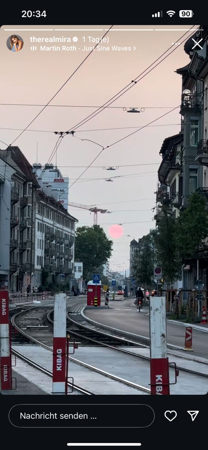 Die Sonne leuchtet derzeit besonders rot. Sonne