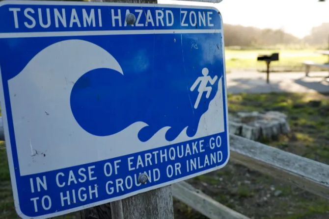 Erdbeben Tsunami Warnschild