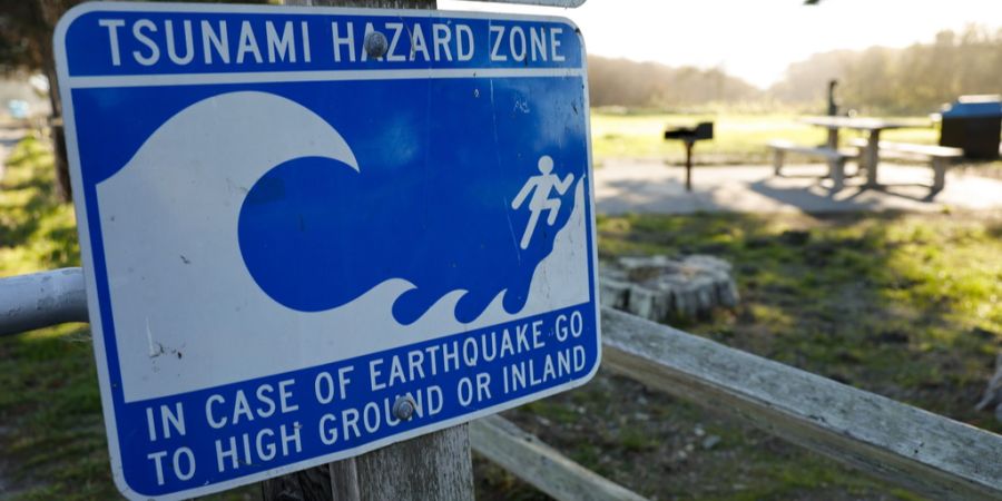 Erdbeben Tsunami Warnschild