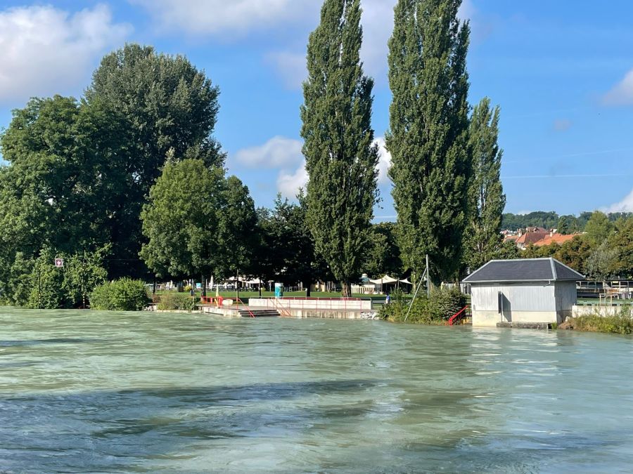 Der Pegel der Aare ist derzeit im Berner Marzili extrem hoch.