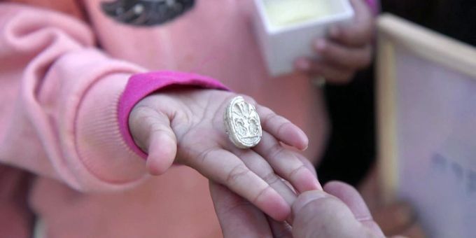Dieses seltene Amulett hat die dreijährige Ziv beim Spazieren gefunden. amulett