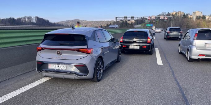 Auffahrkollision auf der A1 zwischen zwei Autos. Auffahrkollision