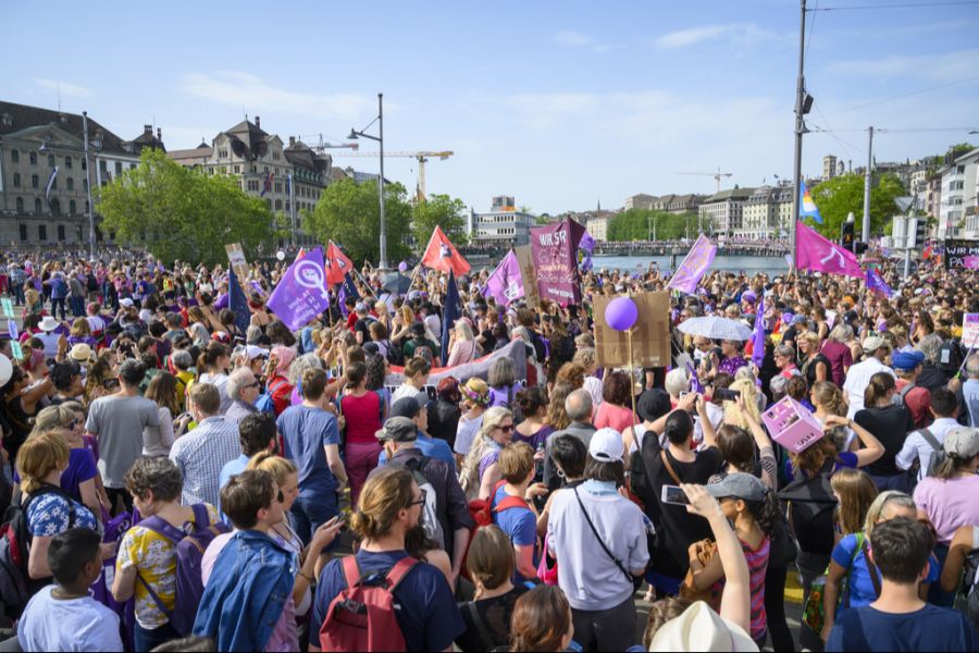 In Zürich sollen damals sogar 100'000 Menschen auf die Strasse gegangen sein.