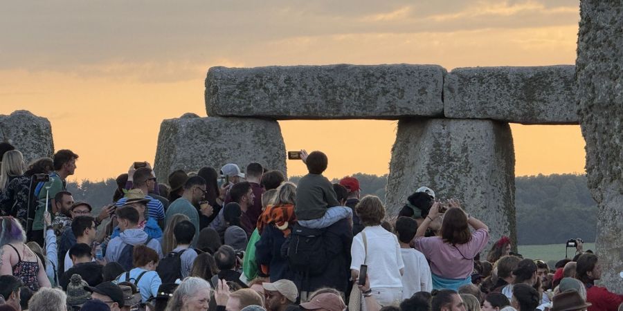 Menschen versammeln sich aus vielen gründen am Steinkreis Stonehenge.