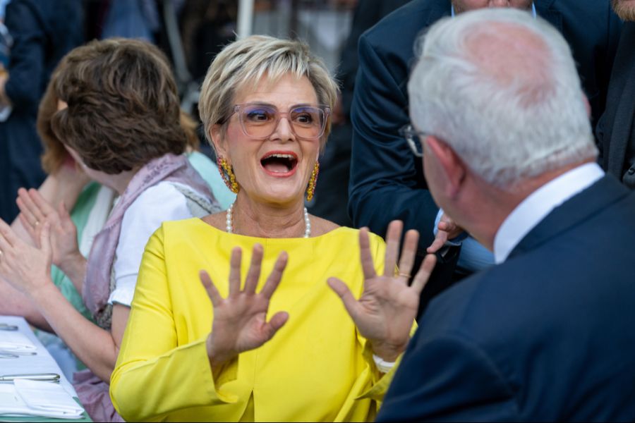 Dennoch wurde Weidel gestern Abend während des Leandros-Konzerts im Schloss Seite an Seite mit der Gastgeberin Gloria von Thurn und Taxis gesehen.