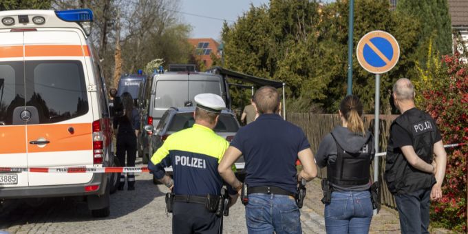 In Eschede führte die deutsche Polizei eine Razzia gegen den sogenannten «Heimathof» junger Nationalsozialisten durch (Symbolbild). Razzia
