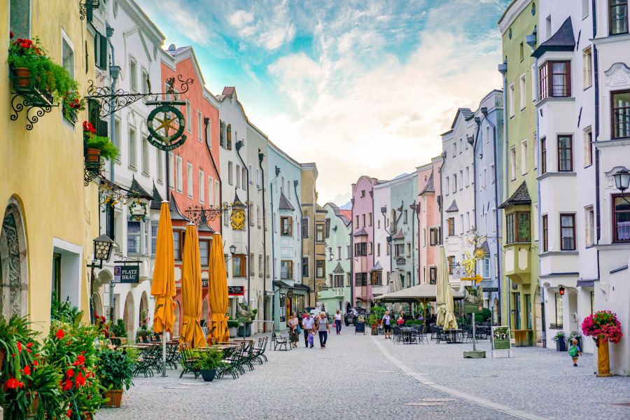 Das Stadtzentrum von Rattenberg sorgt mit seinen farbigen Häusern für Staunen. Mit knapp 500 Einwohnern gilt die Glasstadt als die kleinste Stadt Österreichs.