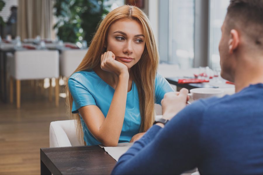 Frau beim Date, gelangweilt