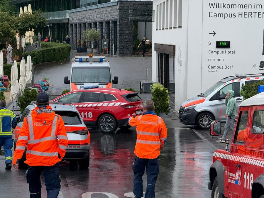 Die Polizei und weitere Rettungskräfte sind mit einem Grossaufgebot vor Ort.