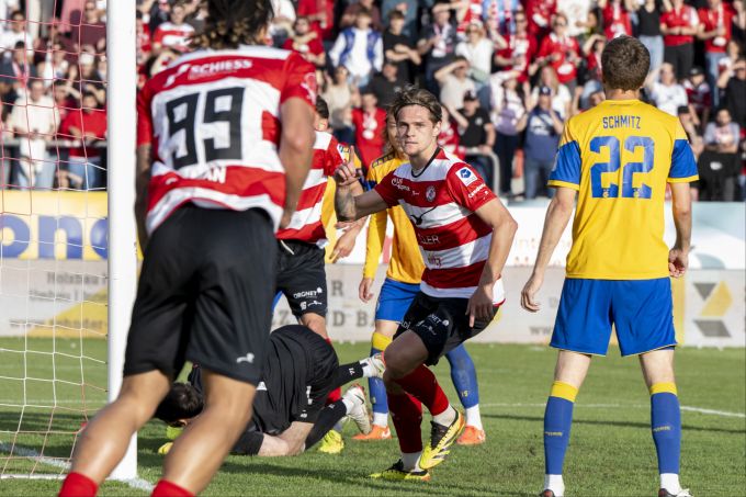 Loïc Lüthi vom FC Winterthur feiert sein Tor zum 2:0 gegen GC. GC