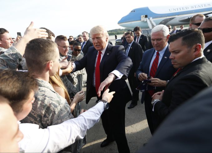 Donald Trump besuchte während seiner ersten Amtszeit amerikanische Soldaten (Archivbild). Soldaten Präsidentin
