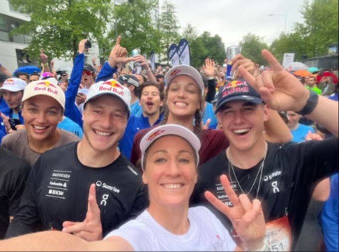 Marco Odermatt und Co. vor dem Start beim «Wings for Life World Run» in Zug. Marco Odermatt