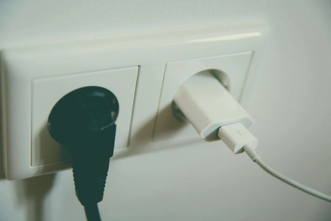 Auch Ladegeräte sollten immer vom Strom getrennt werden, bevor du das Haus verlässt. Steckdose, Ladegerät