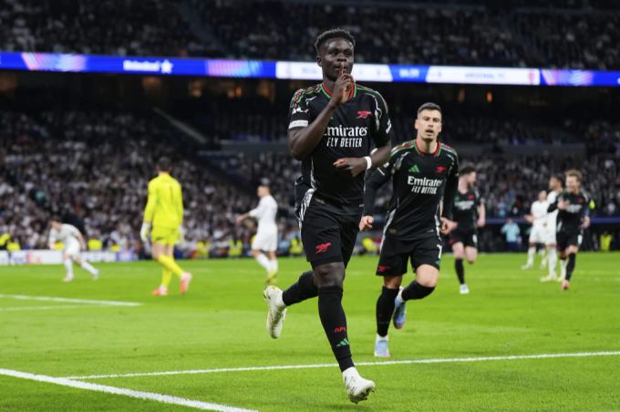Nach dem kläglich verschossenen Penalty jubelt Bukayo Saka später doch noch. Champions League