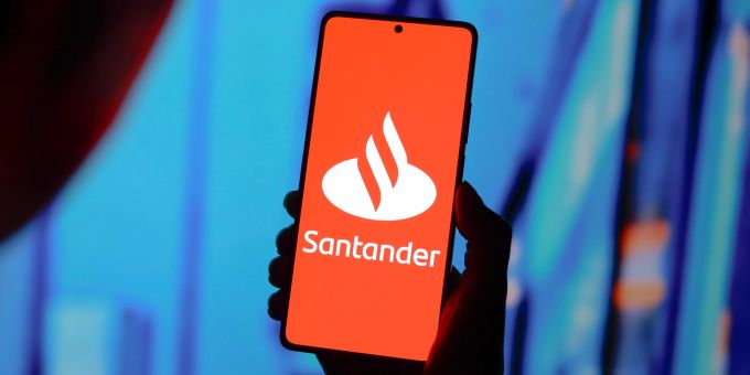 Die Schweizer Grossbank UBS wurde von Santander als wertvollste kontinentaleuropäische Bank abgelöst. (Symbolbild) Santander Logo UBS