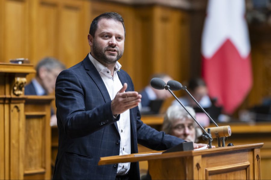 Der Urner Mitte-Nationalrat Simon Stadler schlägt deshalb eine Durchfahrtsgebühr für ausländische Fahrzeuge vor.