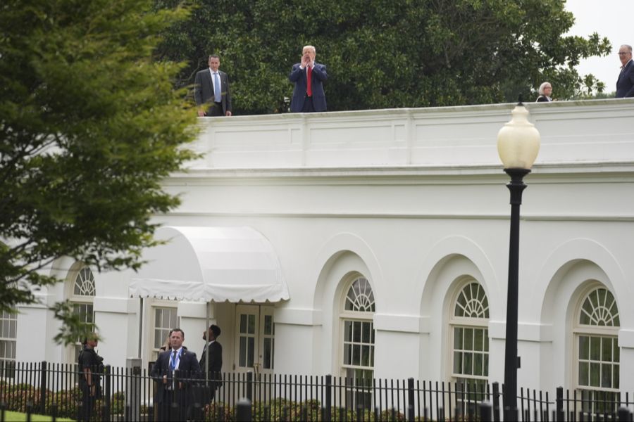 Da sich die Reporter in einiger Ferne befanden, musste Donald Trump laut rufen.