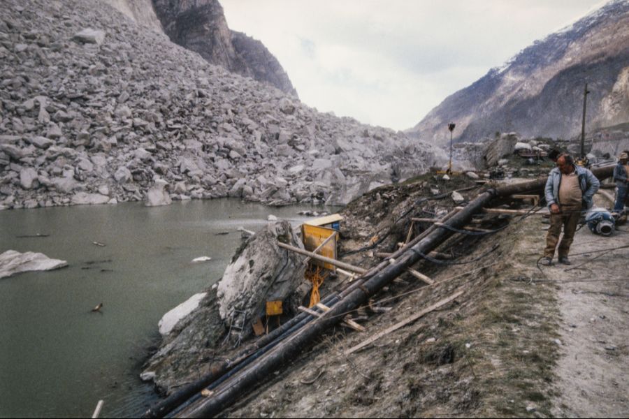 Bereits 1991 war Randa von einem massiven Bergsturz betroffen. Die Aufräumarbeiten dauern bis heute an. (Archiv)