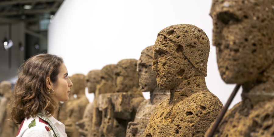 Art Basel Frau Skulpturen
