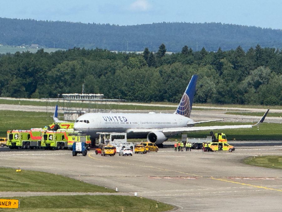 Zahlreiche Einsatzkräfte sind am Flughafen Zürich.