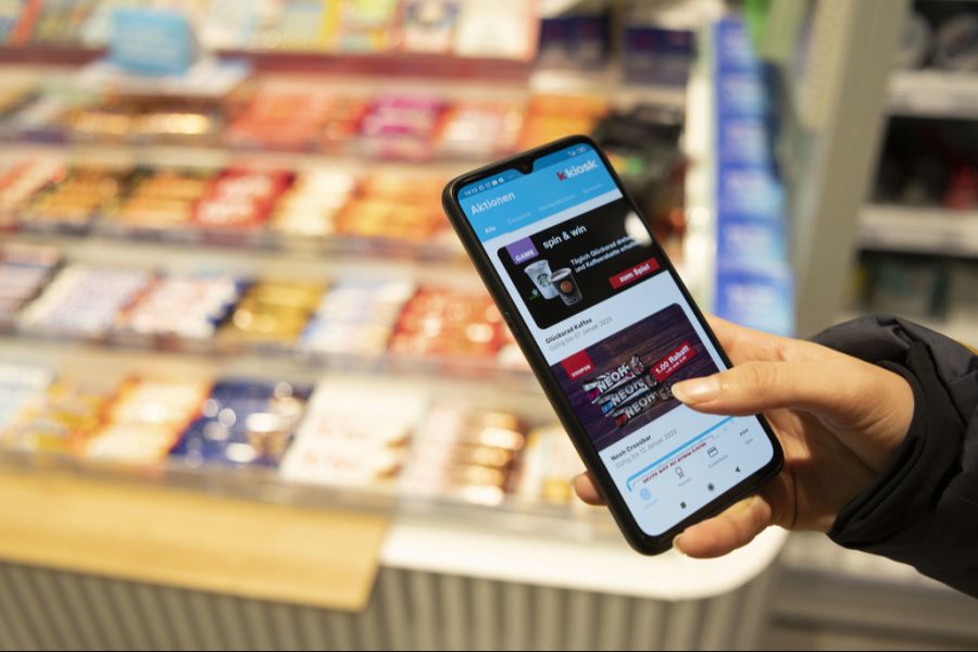 Viele Kunden telefonieren beim Bezahlen an der Kasse einfach weiter, berichtet eine K-Kiosk-Verkäuferin.